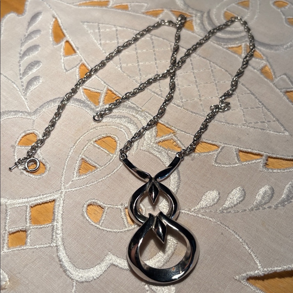 021)VINTAGE Trifari necklace